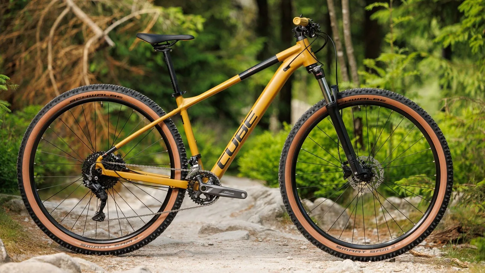 Cube Aim EX hardtail mountain bike na leśnej trasie